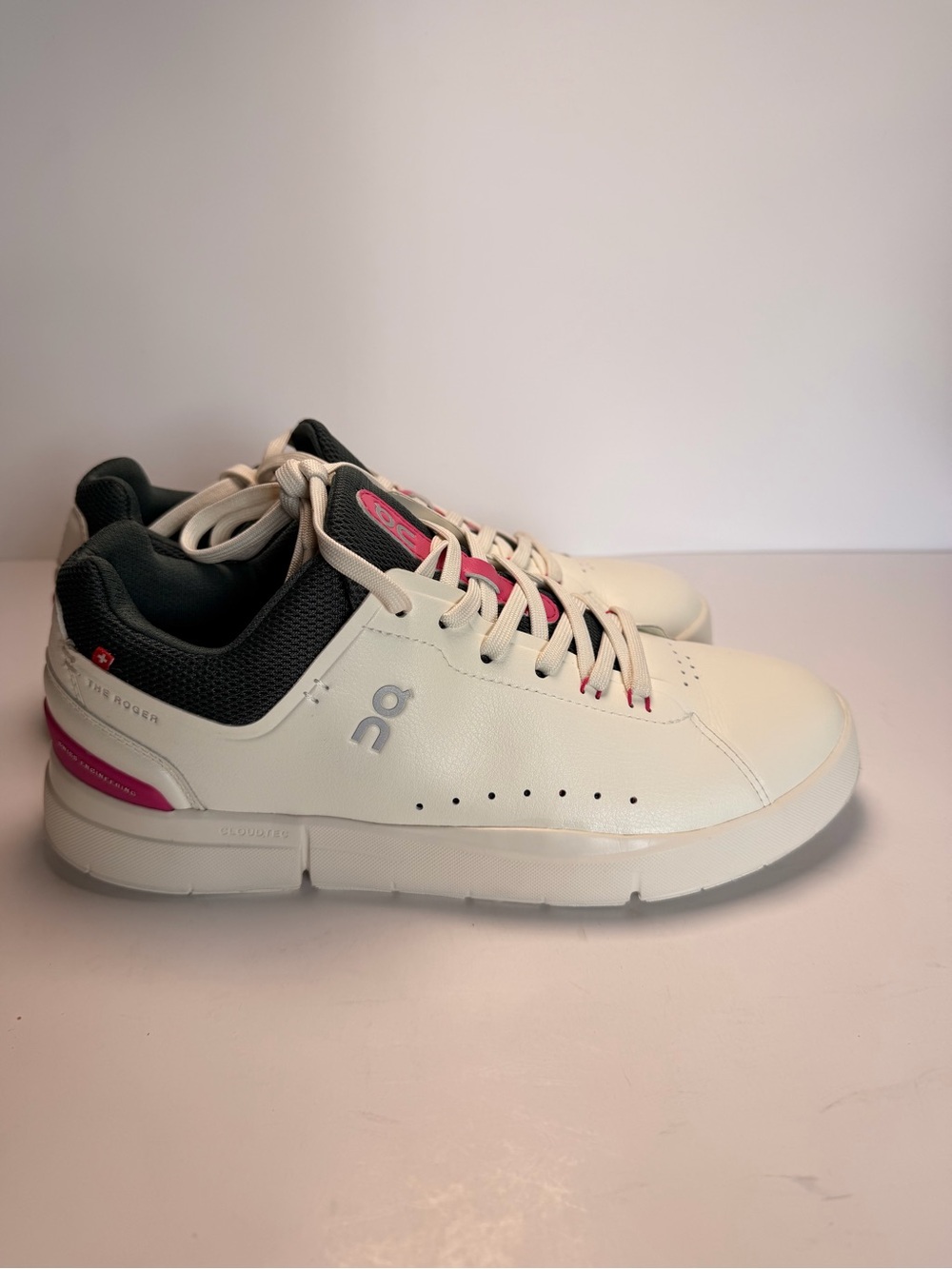On Running The Roger Advantage Sneakers Women 8.5 US Ivory Pink 3WD10652923 NIB
